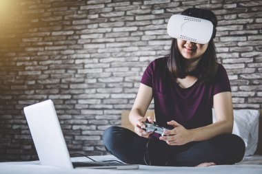 Genç kadın iyi eğlenceler sanal gerçeklik kulaklık veya 3d gözlük iskambil video oyunu, oyun ve teknoloji kavramı.