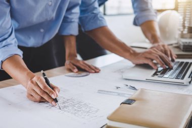 Modelleme inşaatı ve çalışma sahasında proje ortakları ve mühendislik araçlarıyla çalışmak için mühendis veya mimar toplantısı konsepti.