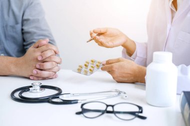 Danışmanlık hasta doktor ve tedavi yöntemleri ve nasıl vücut rehabilite ve ilaç tavsiye.