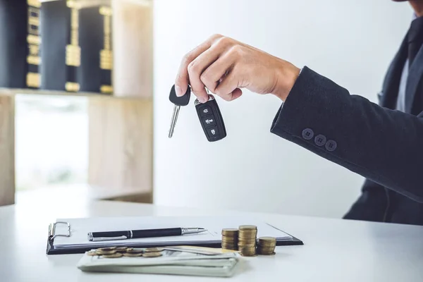 Verkoper Verzenden Sleutel Tot Klant Veel Overeenkomst Succesvolle Auto Lening — Stockfoto