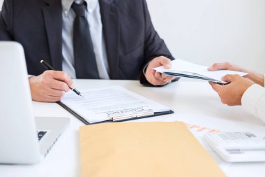 Rüşvet ve yolsuzluk kavramı, rüşvet dolar faturaları, anlaşmaya Emlak sözleşme anlaşma yaparken para zarfı veren işadamı şeklinde ve finansal kurumsal.