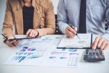 İş insanlar tartışma, Çizelgeler ve grafikler iş stratejisi ve mali plan yatırım kar için çalışıyor tartışan yönetici takımı.