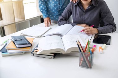 Görüntüleri Disappointed, genç öğrenciler kampüs veya sınıf öğretim, öğrenme, insanlar, teknoloji, eğitim okul kavramı çalışma kitabı yakalamak ve sınıf, ders öğrenme arkadaş yardımcı olur.