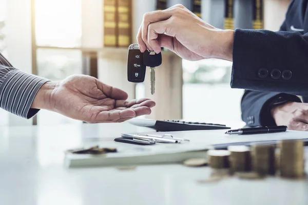 Verkoper Verzenden Sleutel Tot Klant Veel Overeenkomst Succesvolle Auto Lening — Stockfoto