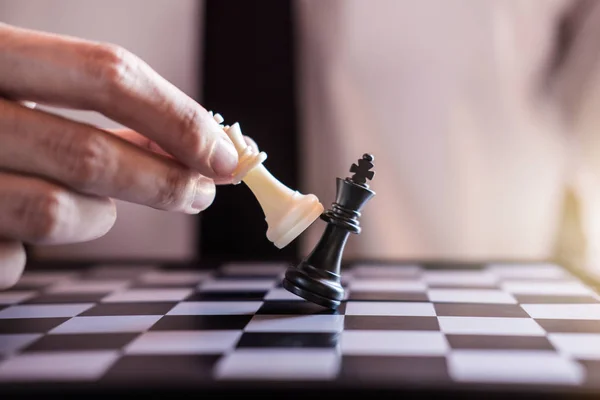 Hand Van Vertrouwen Zakenman Gebruik Koning Schaakstuk Witte Spel Schaken — Stockfoto