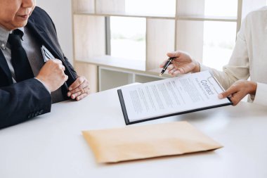 Rüşvet ve yolsuzluk kavramı, rüşvet dolar faturaları, anlaşmaya Emlak sözleşme anlaşma yaparken para veren işadamı şeklinde ve finansal kurumsal.