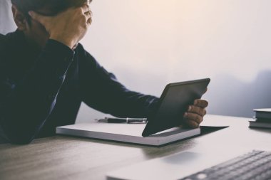 Analiz yatırım bağlantı modern işyerinde çalışan tablet kullanarak iş adamı, iş yerinde stres.