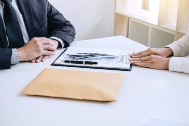 Rüşvet ve yolsuzluk kavramı, rüşvet dolar faturaları, anlaşmaya Emlak sözleşme anlaşma yaparken para zarfı veren işadamı şeklinde ve finansal kurumsal.