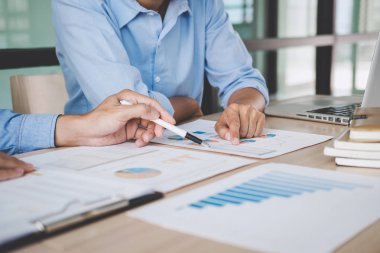 Kendine güvenen iş lideri, office, üst düzey yönetici çalışma ve yeni proje yatırım tartışırken iş takım Toplantı Konferans Sekreteri ve strateji iş kar planı.