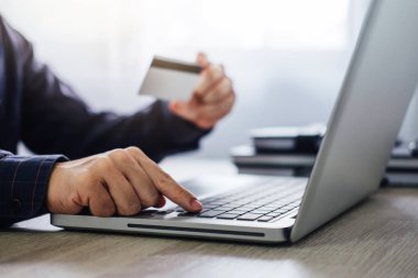 Ödeme kredi kartı, Online ödeme ve alışveriş kavramı ve online alışveriş için yazım dizüstü erkek.