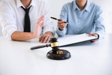 Boşanma sürecinde evlilik sözleşmesi (feshetme veya iptal), karı-koca ve koca ve boşanma sözleşmesi, nikah yüzüğü.