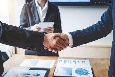 Bir buluşma bitirme, iş el sıkışma ticaret anlaşması imzalamak ve iş ortak olun, her iki şirketin, başarılı bir iş adamı karşılıklı sözleşme için iyi bir anlaşma tartışırken sonra.