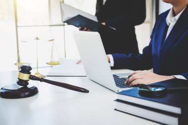 Takım çalışması iş avukat meslektaşları, istişare ve konferans profesyonel kadın avukatların Hukuk Bürosu ofis sahip çalışma. Hukuk, Yargıç tokmak adaletin terazisi ile kavramları.