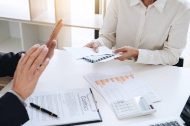 Rüşvet ve yolsuzluk kavramı, üst düzey işadamı Yöneticisi reddederek sözleşmesi sözleşme zarfı, rüşvet dolarlarına şeklinde para almak.