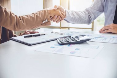 İş ortaklığı toplantı kavramı, iki emin iş anlaşması ve sözleşme ve yeni projeler ticaret şirketleri, başarı, ortaklık için iyi bir anlaşma tartışırken sonra iş adamları.