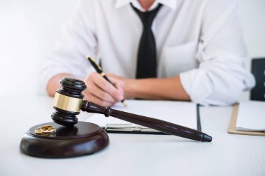 Boşanma süreci ve boşanma Sözleşmenin imzalanması sırasında boşanma, evlilik, kocası (fesih veya iptal) sözleşme.