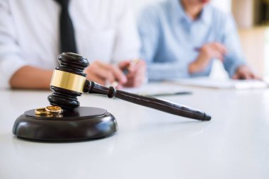 Yargıç tokmak ve iki altın evlilik yüzüğü kapat, kararname (fesih veya iptal) boşanma, evlilik karı koca boşanma süreci ve boşanma Sözleşmenin imzalanması sırasında sözleşme.