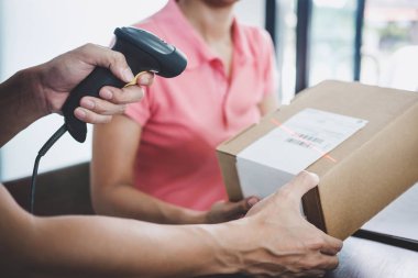 Eve teslim hizmet ve çalışma hizmet zihin, teslimatçı çalışma barkod tarama gönderen müşteri Postane olarak onaylamak için.