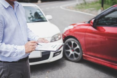 Trafik kazası ve sigorta kavramı, rapor formunda araba kaza iddia süreci ile çalışan sigorta Ajan.