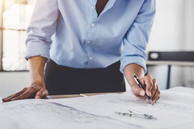 Bina ve araçlar çalışma sitedeki mühendislik inşaat kavramı, mimar veya blueprint, yeni proje planı için çalışan mühendis model.