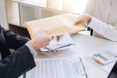 Rüşvet ve yolsuzluk kavramı, rüşvet dolar faturaları, anlaşmaya Emlak sözleşme anlaşma yaparken para veren işadamı şeklinde ve finansal kurumsal.