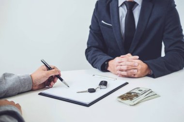 Adam müşteri araba belge sözleşme anlaşması, satın alma veya yeni araç satış başarılı araba kredi sözleşme imzalama.