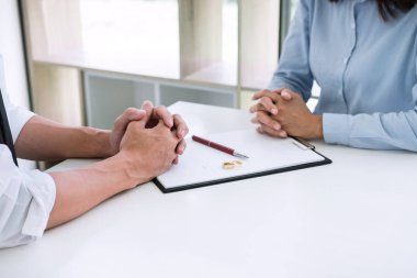 Karı koca boşanma evraklarını okuma ve boşanma (fesih veya iptal) boşanma kağıtları dosyalama evlilik kararı imzalama ve iki altın yüzük.