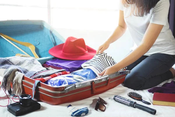 Ταξίδια Και Διακοπές Έννοια Ευτυχία Συσκευασίας Πολλή Ρούχα Της Και — Φωτογραφία Αρχείου