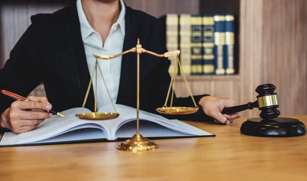 Martillo Sobre Mesa Madera Abogada Juez Femenino Trabajando Con Acuerdo — Foto de Stock