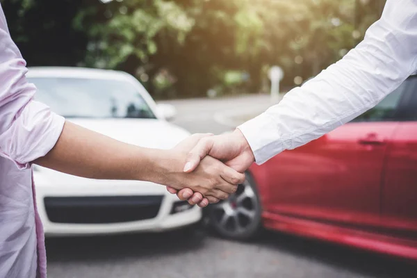 保险代理人和客户在索赔接触 交通事故和保险概念后握手 — 图库照片