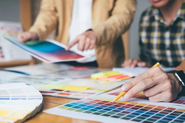 Equipo Creativo Joven Que Tiene Una Reunión Oficina Creativa Dibujo —  Fotos de Stock