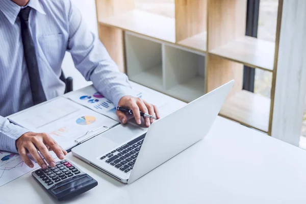 Hombre Negocios Contable Trabajando Inversión Financiera Calculadora Con Calcular Analice — Foto de Stock