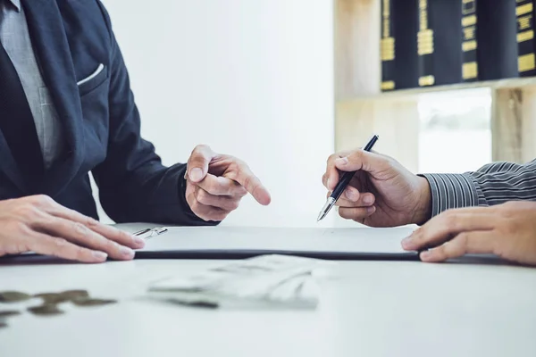 Homme Client Signant Accord Contrat Document Voiture Contrat Prêt Voiture — Photo
