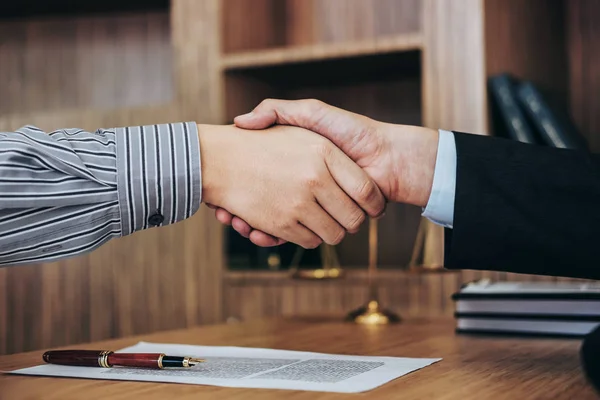 良好な協力 コラボレーションのコンセプトの良い取引を議論した後ビジネスマン握手男性弁護士後握手 — ストック写真