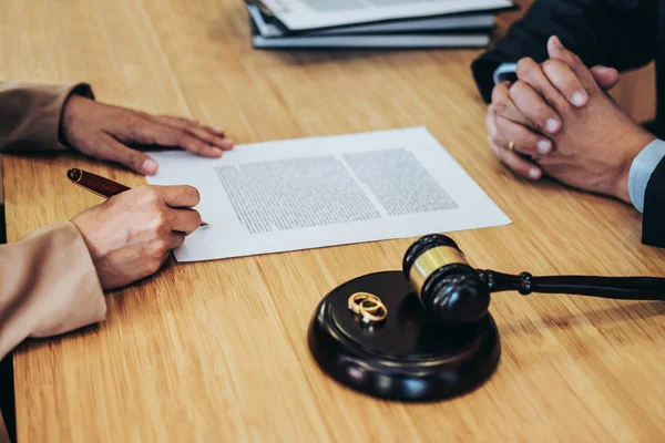 婚姻离婚在法官木槌决定 商人和男性律师的协商或法官咨询签署离婚文件 法律和法律服务概念 — 图库照片