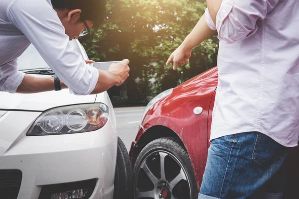 Dois Motoristas Homem Discutindo Depois Acidente Carro Colisão Fazer Telefonema — Fotografia de Stock