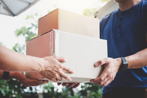 Lieferservice Nach Hause Und Arbeitsdienst Geist Frau Kundin Hand Erhalten — Stockfoto