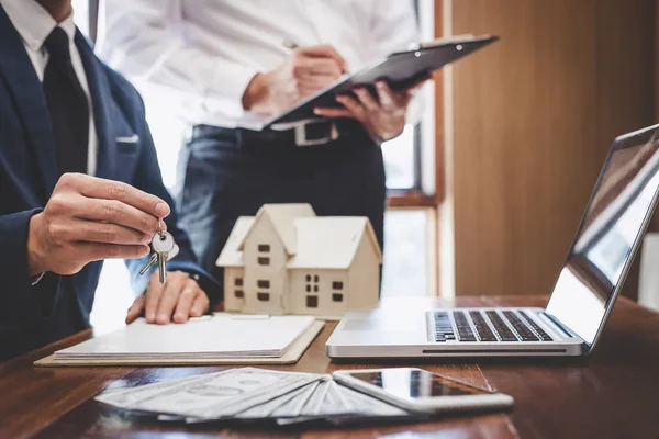 Immobilienmakler Und Verkaufsleiter Team Analyse Preisgestaltung Mietvertrag Kaufvertrag Über Hypothekendarlehen — Stockfoto