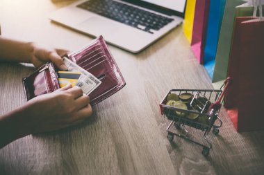Kredi kartı cüzdanı online alışveriş ve ödeme kredi kartı, Online ödeme ve alışveriş kavramı için genç bir kadın görüntüsü.