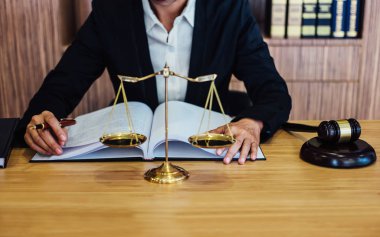 Tokmak ahşap masa ve kadın avukat ya da yargıç mahkeme tema, sözleşmede çalışma üzerinde Adalet ve hukuk kavramı.