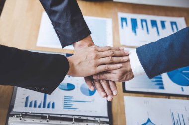 Resim birleştirme ve birlikte toplantı, bağlantı ve işbirliği kavramı, ekip çalışması sürecin ortağı ve en iyi ilişki sırasında putting eller iş adamları.