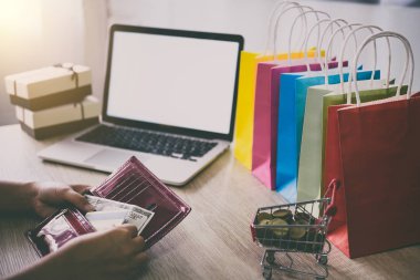 Kredi kartı cüzdanı online alışveriş ve ödeme kredi kartı, Online ödeme ve alışveriş kavramı için genç bir kadın görüntüsü.