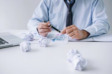 Üst düzey işadamı depresif ve yorgun, hasta ve yorgun işadamı bir yığın iş ve office üzerinde otururken kalem tutan sorunları ile sinirli onun masasında.