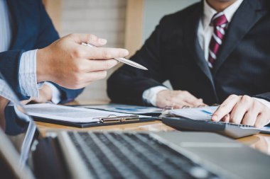 Ekip çalışması süreci, iş takımız Tanıtım pazarlama planı stratejisi raporu toplantı ve tartışılması sırasında işletme belgesi finansal analiz.