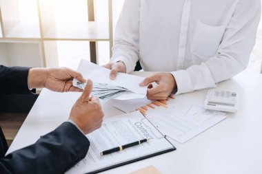 Rüşvet ve yolsuzluk kavramı, rüşvet dolar faturaları, anlaşmaya Emlak sözleşme anlaşma yaparken para zarfı veren işadamı şeklinde ve finansal kurumsal.