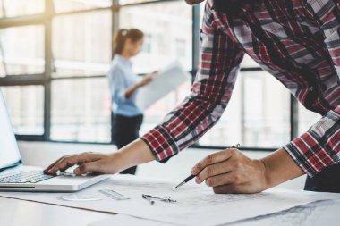 Modelleme inşaatı ve çalışma sahasında proje ortakları ve mühendislik araçlarıyla çalışmak için mühendis veya mimar toplantısı konsepti.