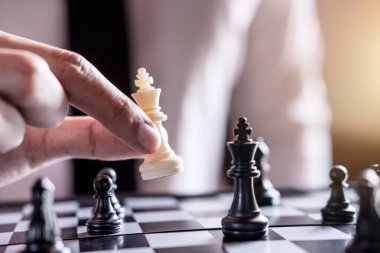 Kendine güvenen işadamı yardıma Kral satranç parça beyaz oyun satranç oyunu geliştirme analiz yeni strateji planı, şampiyonluk ve başarı için iş stratejisi.
