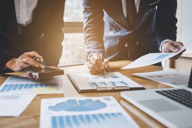 Üst düzey yönetim ekibi iş stratejisi ve mali plan yatırım kar için çalışma, çalışma Analiz mali veri ile tartışmak ve büyüme raporu pazarlama grafikleri ve çizelgeleri tartışıyor.