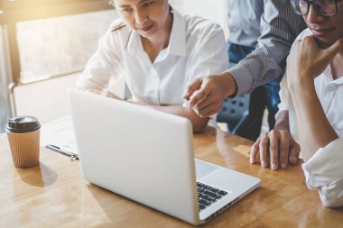 Başlangıç iş adamları Grup Toplantı, Genç yaratıcı arkadaşları ekip çalışması ve yeni plan proje ofisi, girişimciler, beyin fırtınası, tartışırken takım çalışması, profesyonel iş takım.