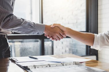 Sözleşme, iş ortaklığı toplantı ve tebrik kavramı ticaret iyi bir anlaşma tartışırken sonra işadamları el sıkışma ve iş insanların başarılı.